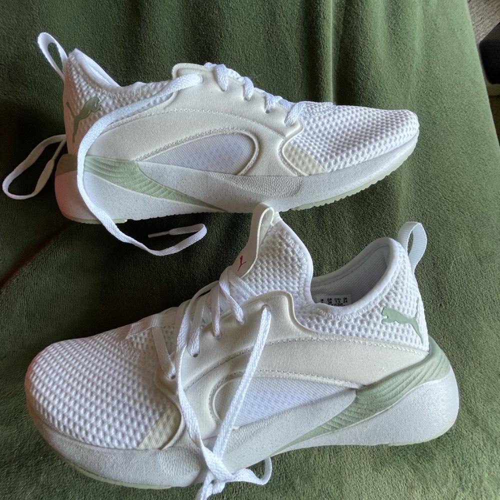 Women’s Size 7.5 Puma Better Foam Adore Shoes